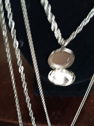 Vint.Multi Strand Sil Tone Neck