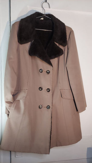 1974 Western Faux Fur Collar & Lined Tan Double Breasted Coat, size large, easily Tailored jacket