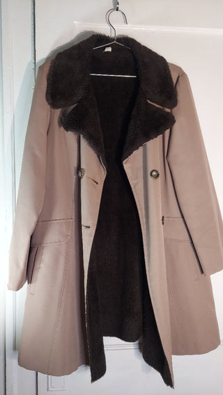 1974 Western Faux Fur Collar & Lined Tan Double Breasted Coat, size large, easily Tailored jacket