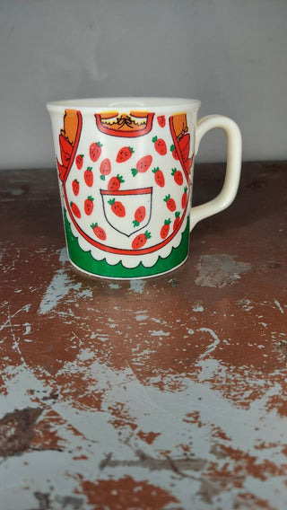 plastic strawberry apron handled cup mug by interpur for carol wright, hong kong (T&M)