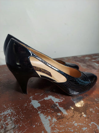1960s Black Patent 8.5 - Summer Breeze Leather Pumps - Made in Italy by Petra For Lord & Taylor (H)