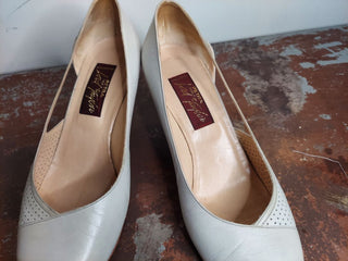 1960s Lite Gray 8.5 - Summer Breeze Leather Pumps - Made in Italy by Petra For Lord & Taylor (H)
