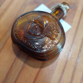 ERROR BOTTLE - 1971 - John Adams, amber GLASS, by Wheaton Glass, Commemorative, Miniature US Presidential Collectable Decanter