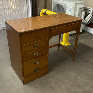 Ethan Allen, Maple Wood Desk with Nutmeg Finish 40Wx19Dx31H