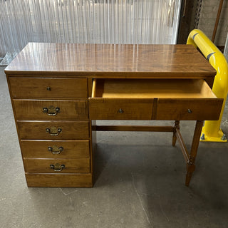 Ethan Allen, Maple Wood Desk with Nutmeg Finish 40Wx19Dx31H