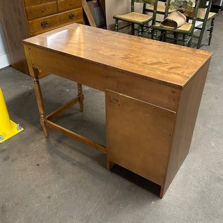 Ethan Allen, Maple Wood Desk with Nutmeg Finish 40Wx19Dx31H