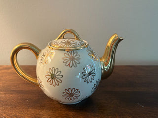 2 cup teapot w daisy pattern