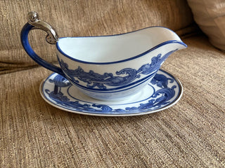 gravy boat with ladle