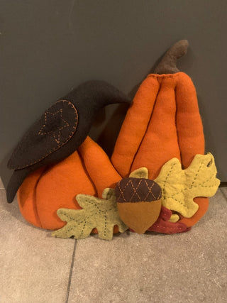 Felt crow w/2pumpkins