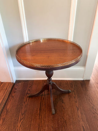 20WX20DX21H Victorian-Style Round Side Table w/ Brass Gallery & Claw Feet