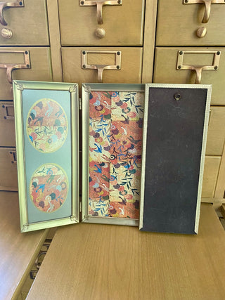 Tri-Fold Vintage Frame