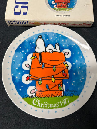 Peanuts 1977 Christmas Plate