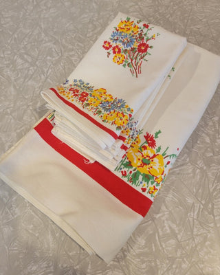 Flowered tablecloth w/6 napkins (15 x 15)