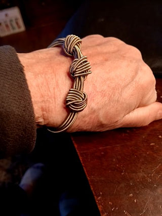Knoted Stretch Cable Brace
