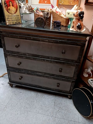 Metal 3 drawer chestChest