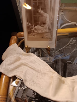 1920s  Cream Gloves ( photo included)