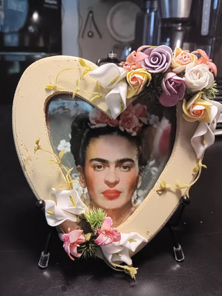 Floral Heart Framed Frida w Stand