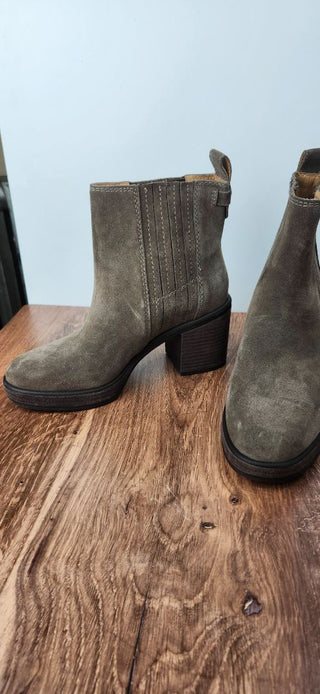 Crown Vintage Suede Boots sz 8