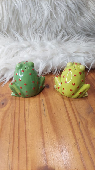 Kissing Love Toad Frog Salt and Pepper Shaker set (T&M)