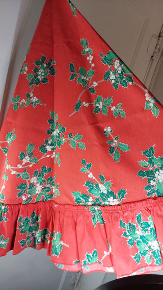 1970s Holly berry ruffle skirt round tablecloth 36" to center