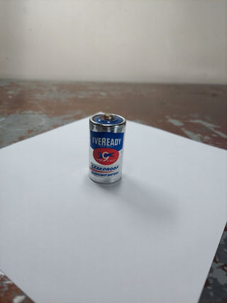 Eveready #935, 1970s C Cell "Nine Lives Leakproof Flashlight Battery" collectable decor (As-Is) IN STORE PICKUP ONLY.
