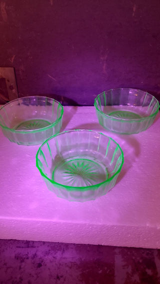 Uranium Vaseline Glass - Green Starburst Design dessert fruit bowl (WELL WORN Chippy edge)(As-Is)