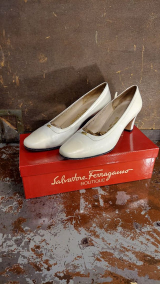 1960- early 70s Cream Pump from Saks Fifth Ave by Salvatore Ferragamo made in Italy - off white leather pumps with a low heel and gold-tone accent on the toe. (As-Is) BOX