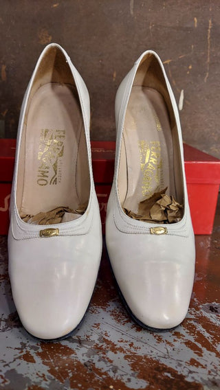 1960- early 70s Cream Pump from Saks Fifth Ave by Salvatore Ferragamo made in Italy - off white leather pumps with a low heel and gold-tone accent on the toe. (As-Is) BOX