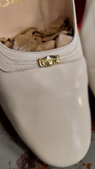 1960- early 70s Cream Pump from Saks Fifth Ave by Salvatore Ferragamo made in Italy - off white leather pumps with a low heel and gold-tone accent on the toe. (As-Is) BOX