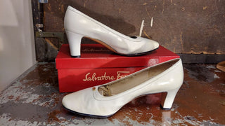 1960- early 70s Cream Pump from Saks Fifth Ave by Salvatore Ferragamo made in Italy - off white leather pumps with a low heel and gold-tone accent on the toe. (As-Is) BOX