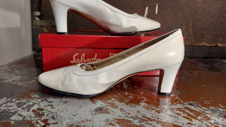 1960- early 70s Cream Pump from Saks Fifth Ave by Salvatore Ferragamo made in Italy - off white leather pumps with a low heel and gold-tone accent on the toe. (As-Is) BOX