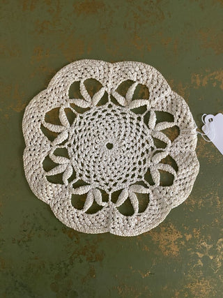 Wite Lace Doily with Leaf Design - ty