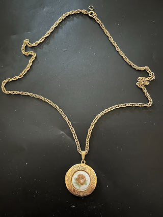 Goldtone Locket, Cameo 1.25"