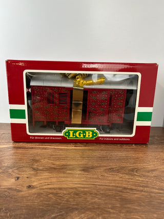 LGB #34190 Lighted Gift with Bow Train Car 14Wx6Dx8H