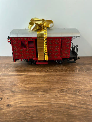LGB #34190 Lighted Gift with Bow Train Car 14Wx6Dx8H
