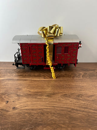 LGB #34190 Lighted Gift with Bow Train Car 14Wx6Dx8H