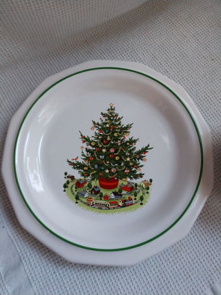 Vntg Pfaltzgraff Heritage Plate Festive Holiday Tree & Train & Cup
