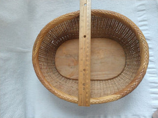 Vntg. Small Oval Nantucket Woven Basket with solid wood bottom