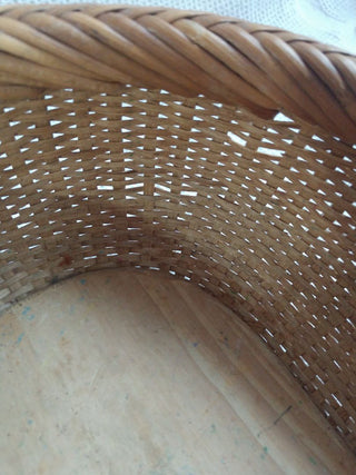 Vntg. Small Oval Nantucket Woven Basket with solid wood bottom