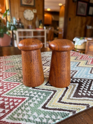 Wood Mushroom Shaped Salt/Pepper Shakers (dk wood)