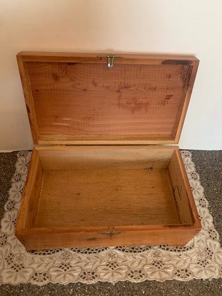 Carved wood keepsake box w/cottage scene