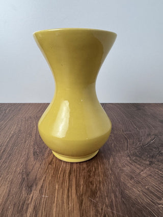 Yellow vase (1513)