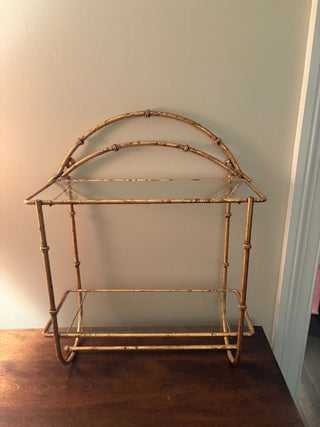 2 shelf display w towel bar