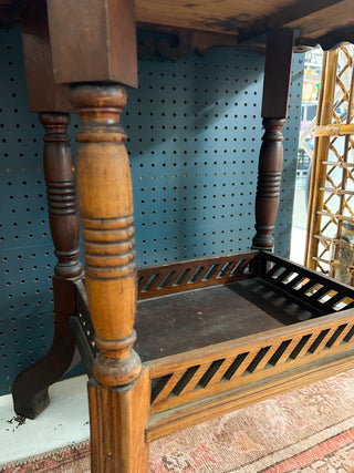 Antique Victorian-Style Wooden Side Table 29WX22DX29H