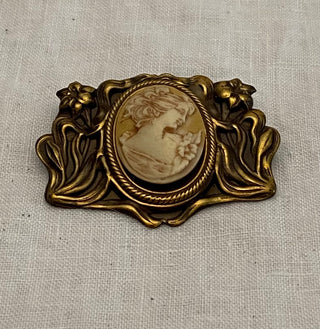 1990s cameo brooch 1.5”x2”