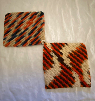 Vintage 1970s hand knit potholders (set of 2) 6.5”x6.5”  6.5”x7”