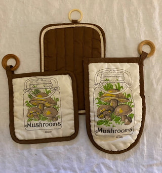 Vintage HDI mushroom potholders (set of 3) AS IS 6.75”x6.75” 5.75”x9” 6.25x9”