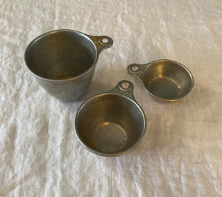 Vintage farmhouse style metal measuring cups (set of 3)