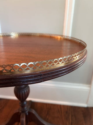 20WX20DX21H English Victorian-Style Round Side Table w/ Brass Gallery & Paw Feet