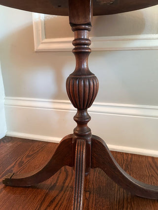 20WX20DX21H English Victorian-Style Round Side Table w/ Brass Gallery & Paw Feet